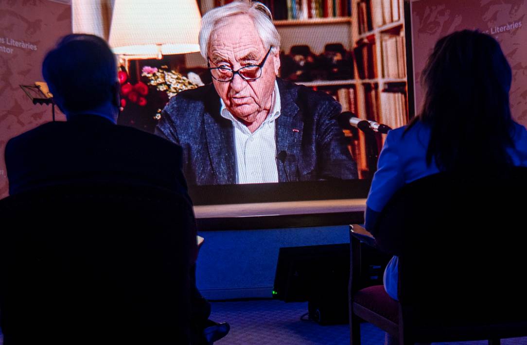 En pantalla Cees Nooteboom, Premio Formentor 2020, en frente Simón Pedro Barceló y Marta Buadas