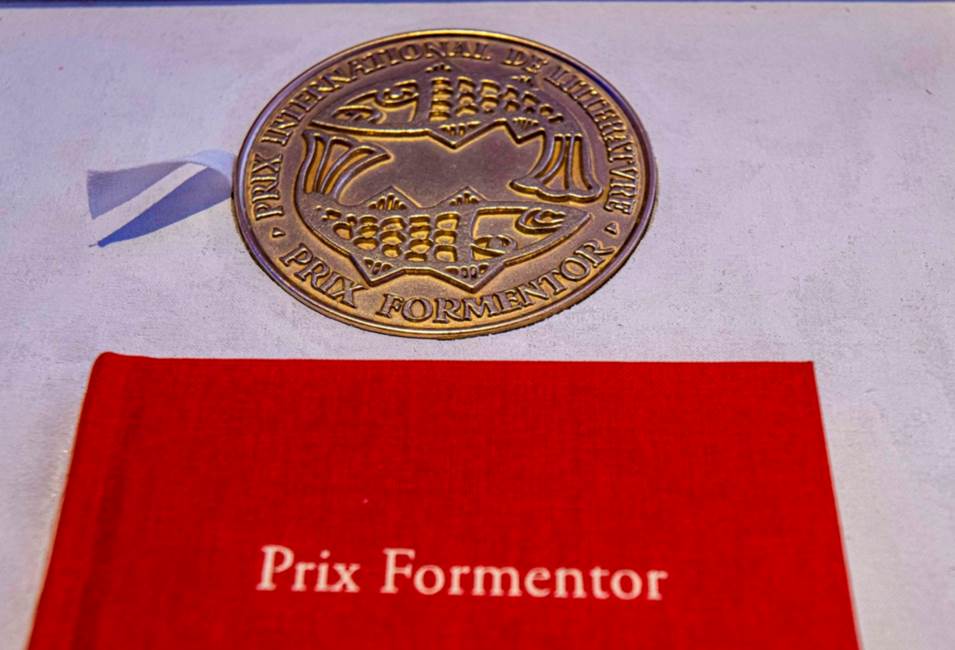 Medalla y libro - Prix Formentor